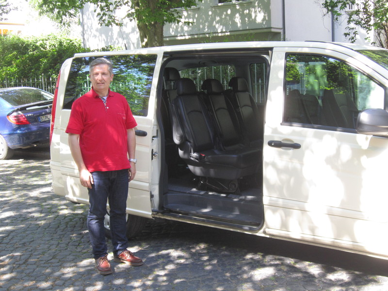 Thomas in front of his car